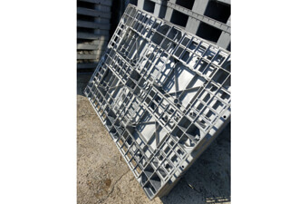 《型號:A8》中古上密下田字塑膠棧板 (110*140*15) 上面有圍板